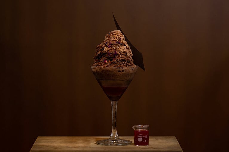 ショコラ×ライチ＆ローズの「グラニテ・ショコラ ライチローズ」。イートイン 1,100円、テイクアウト 1,080円。