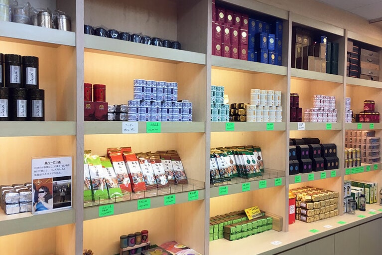店内の両サイドの壁一面におすすめの商品がディスプレイされています。