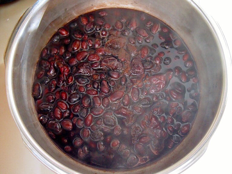 (4) なつめの実を戻し入れ、軽く全体を混ぜます。※混ぜすぎると豆の皮が取れてしまうので注意しましょう。