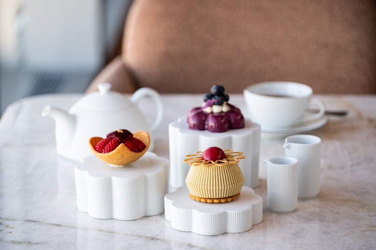 有田焼の器にのせて提供される、スイーツ3種。