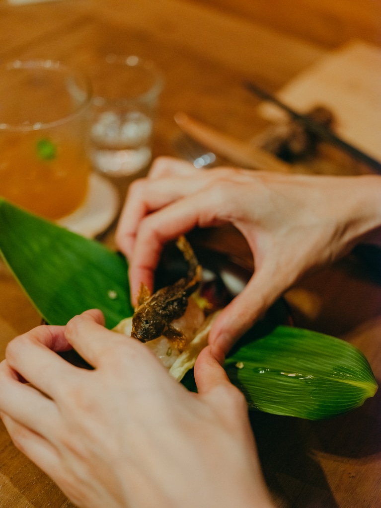 天然のカジカのお寿司に添えられているのは、胡桃とミョウガの花。どのメニューも、添えられた山菜や野菜の香りと素材とのバランスが絶妙。