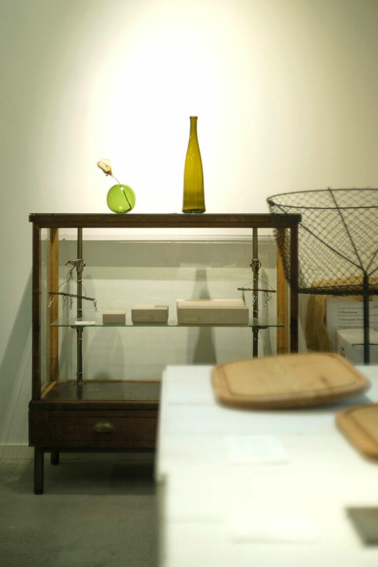 ガラス作家・木下宝氏のワインボトルをアップサイクルしたアート作品も販売。