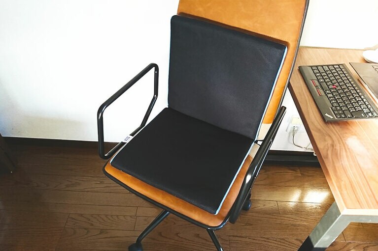 椅子にエアウィーブ 座 クッションを設置。