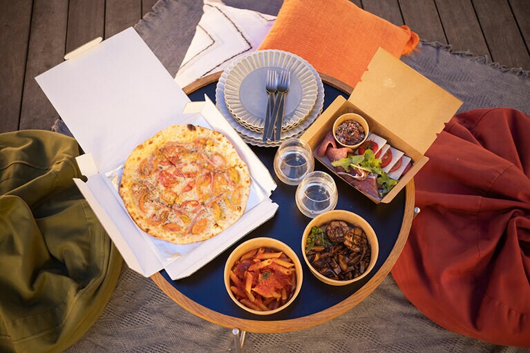 夕食はハルニレテラス(後述)からのデリバリーも可能。野菜がおいしいイタリアン「イル・ソーニョ」の2人分セット 5,900円。