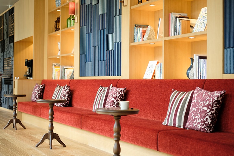 アンティーク陶磁器など長崎ゆかりの品が並ぶフォトライブラリー。壁面を飾るのは島原木綿。