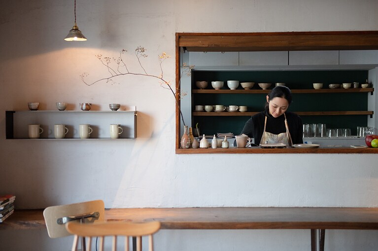 作家物の器でコーヒーや手作りのスウィーツを味わうことができる。