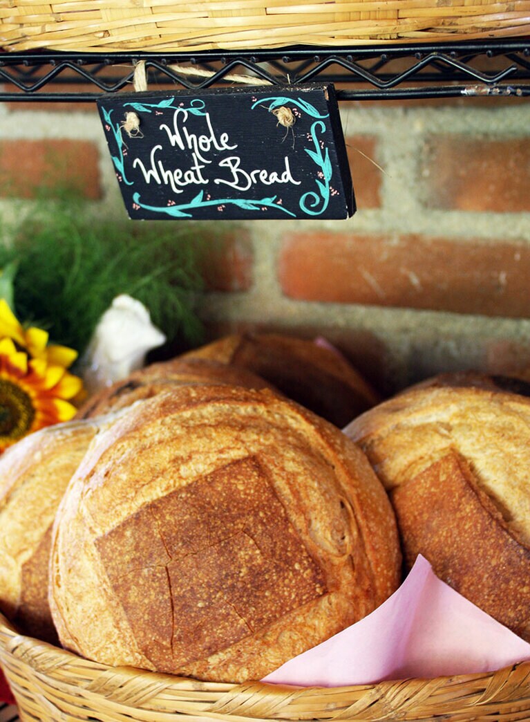 窯焼きのパンも販売。