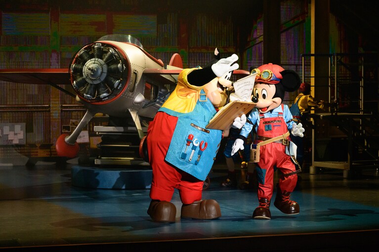 熱心に話し合うピートとミッキー