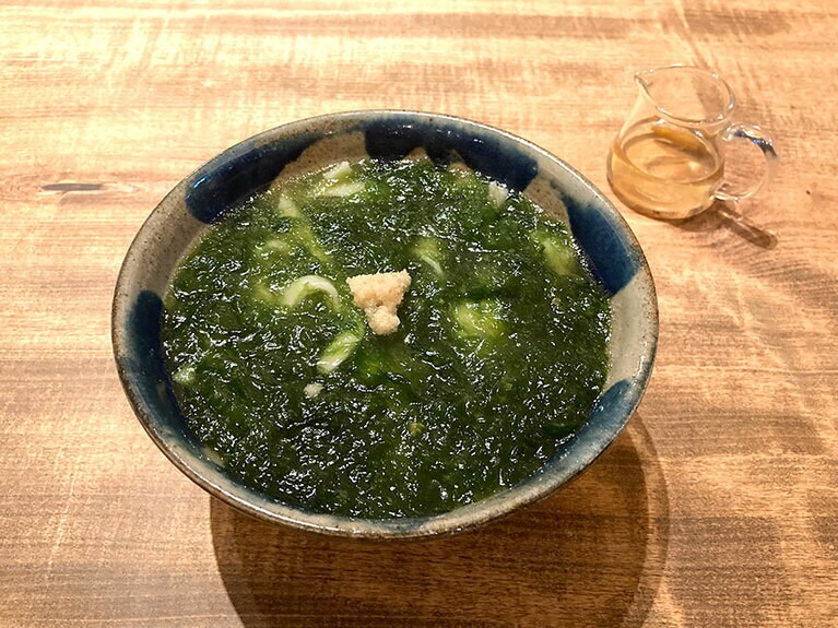 あっさりとした味わいの恩納村産アーサ入り沖縄そば。