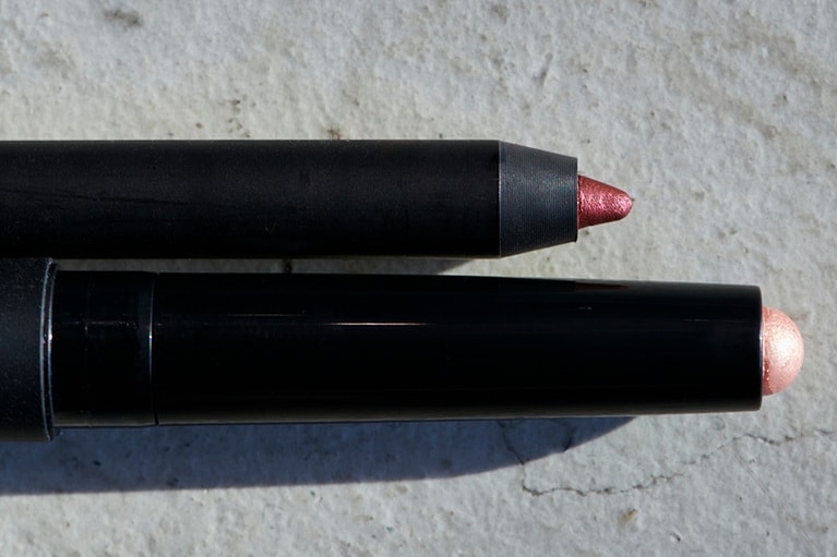 下：「ベルベットシャドースティック 8256」の色はこんな感じです。上：二重幅に入れる「ハイピグメント ロングウェアアイライナー 8199」(3,300円[税込])。