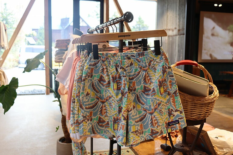 ウィメンズ・ファンホッガーズ・ショーツ 9,900円。植物や空、海、太陽など、地球上にあるモチーフを組み合わせた柄。