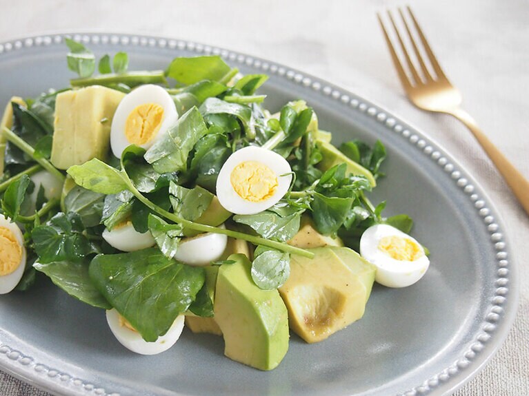 味が馴染んだら、皿に盛りつけて完成。