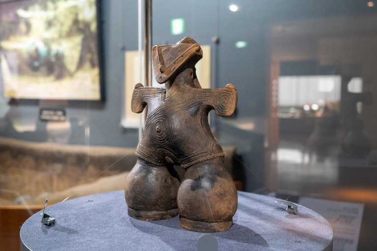 国宝土偶「仮面の女神」。