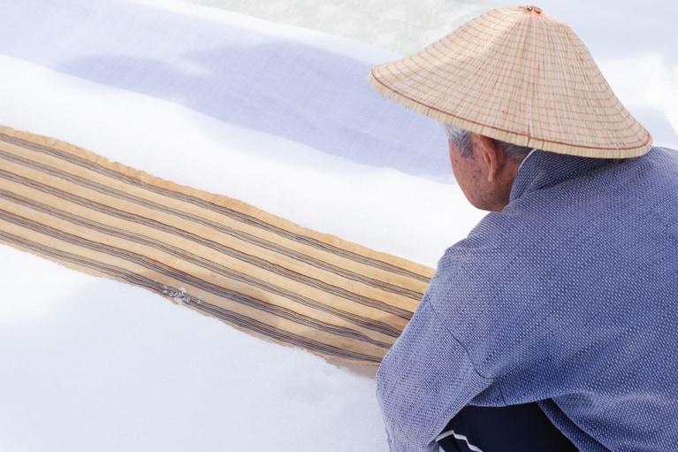 5～10回ほど雪晒しをしないと汚れが取れないのだそう。