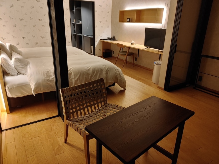 「STAY玉の湯」の客室のひとつ。ひとり温泉にぴったりのミニマムなつくり。