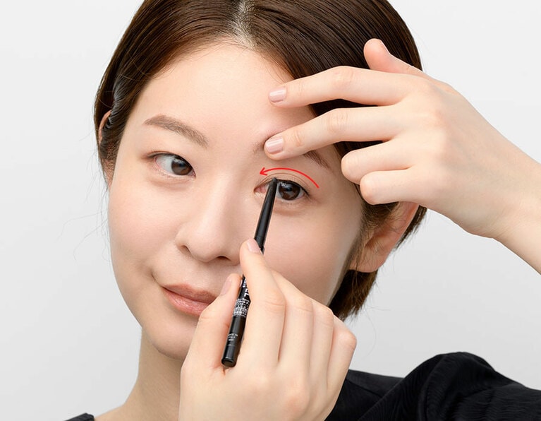 描く位置によって、まぶたを引き上げる位置も変える。