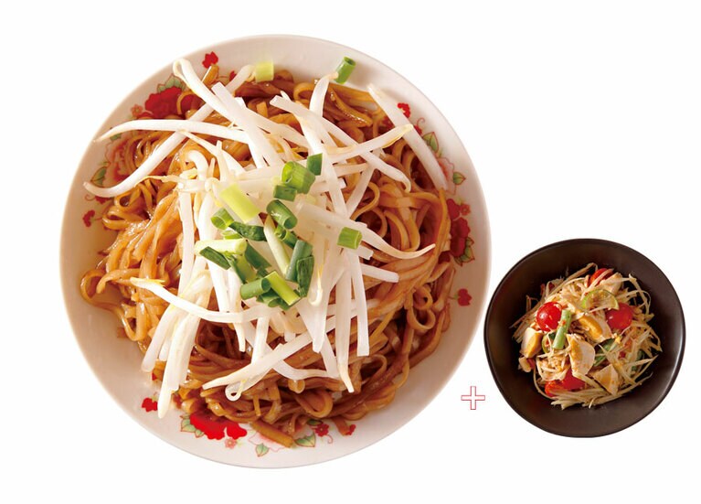 左：パットミーイサーン 400円。右：タムタイ カイケム 1,080円。タムタイ(パパイヤのサラダ)を和えていただきまーす！