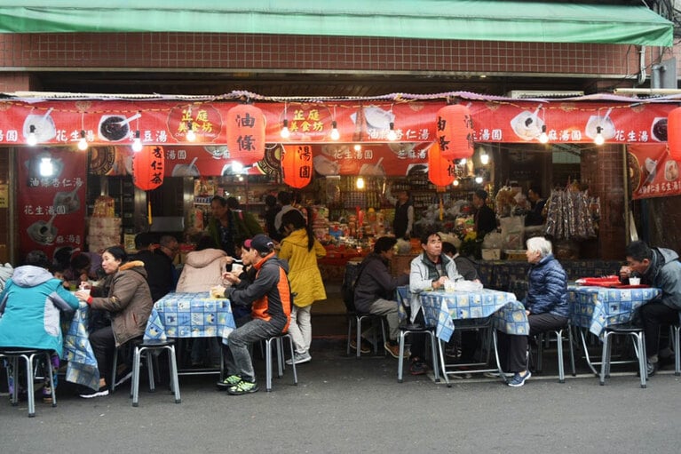 屋台で少し休憩するのも、街歩きの楽しみ方のひとつ。