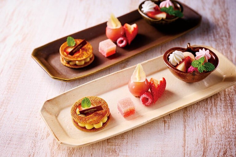 1名分ずつで提供される信楽焼の外付け長皿は、「いちごのミルフィーユ」など、いちごスイーツ4種の盛り合わせ。