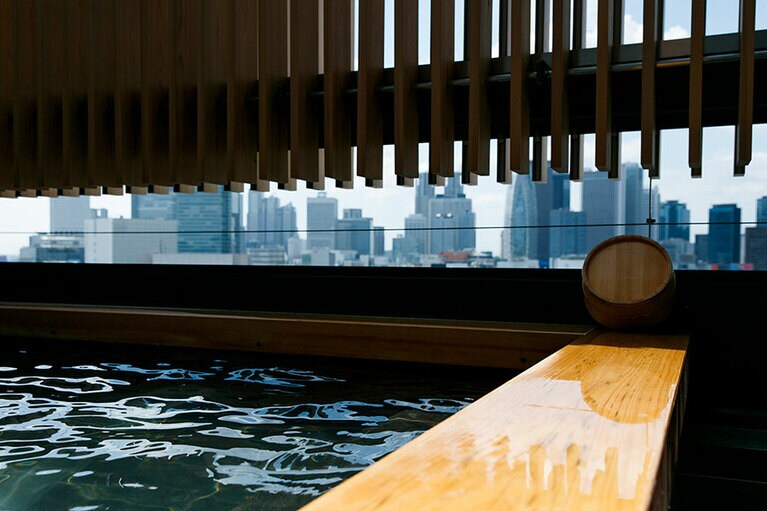 ［ONSEN RYOKAN 由縁 新宿］こんな眺めを楽しめる露天風呂は、東京でもここだけ!?