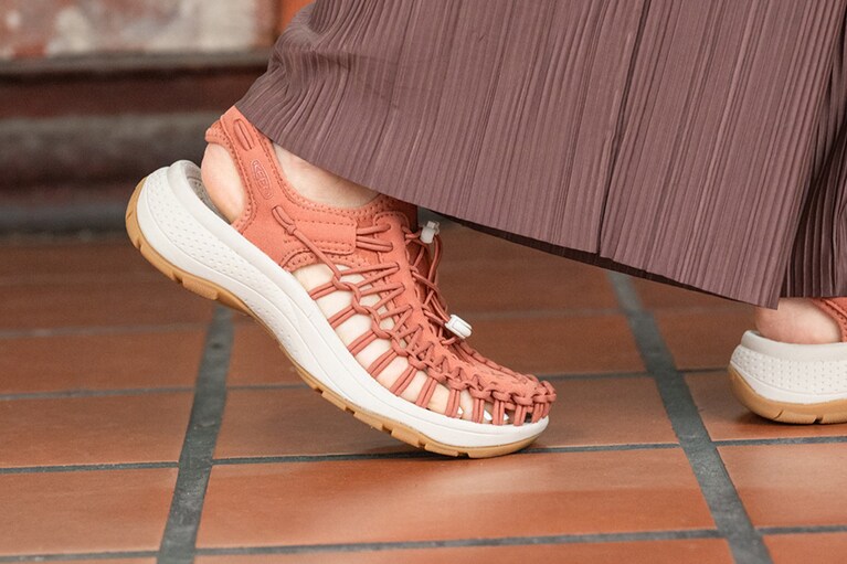 フェミニンで高いクッション性を誇るハイパフォーマンスなソールユニットを掛け合わせた、次世代スニーカー。他モデルよりも肉厚なソールが特徴。ユニーク アストリア 14,850円。