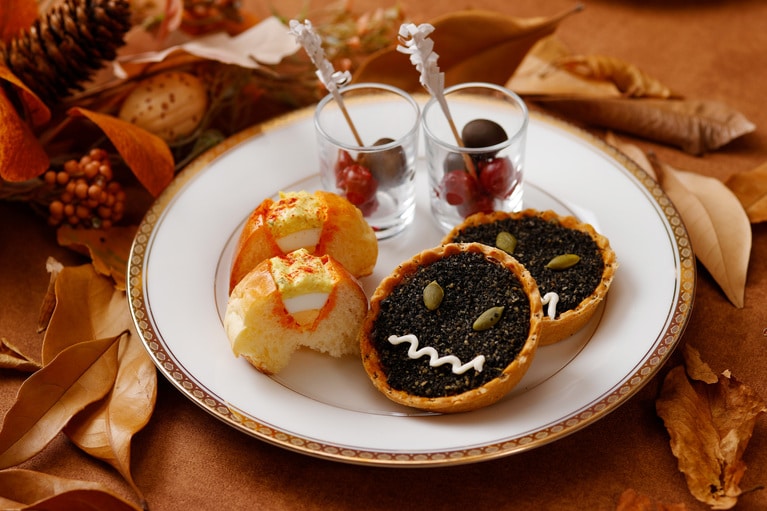 下段（セイボリー）のイメージ。「デビルエッグサンドウィッチ」「ジャック・オー・ランタンのタルト」「グリオットチェリーとオリーブのピクルス」。