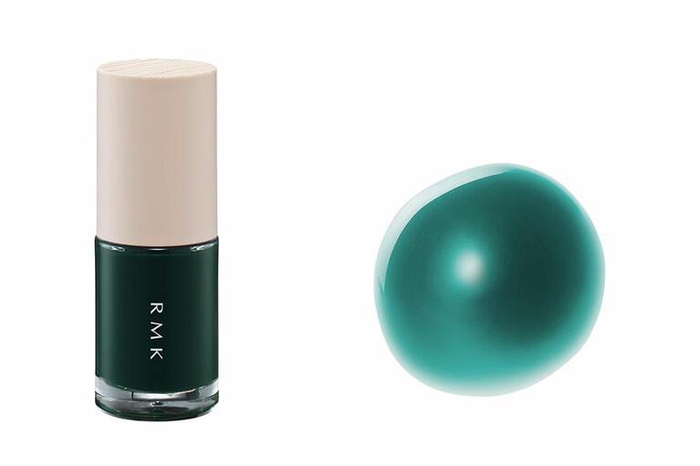 液の伸びがよく素早く塗れて、均一なツヤの出るネイル。密着性が高く、柔らかさもある樹脂を使うことで塗膜に柔軟性をもたせ、爪のカーブにあわせてしなやかにフィットする。夏の静けさを感じる、透明感の高いフォレストグリーン、RMK ネイルラッカー 15 Tropic Green トロピック グリーン 8mL 2,200円。