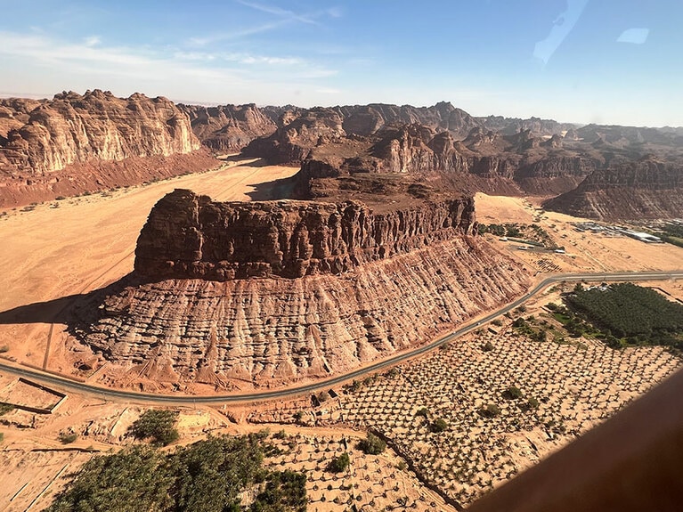 ユネスコ世界遺産もあるアルウラ。乾いた大地にヤシの木々が。