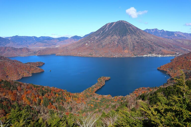 半月山展望台の紅葉。