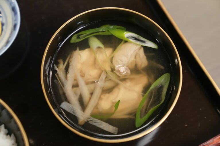 「兎バブル」がはじけ、手元に残った兎をしめて作った「しめこ汁」。実際に食用の兎の肉が用いられている　（C）NHK