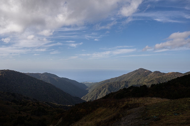 心地いい風が通る稜線からは、遥か彼方まで見渡せる大パノラマが。