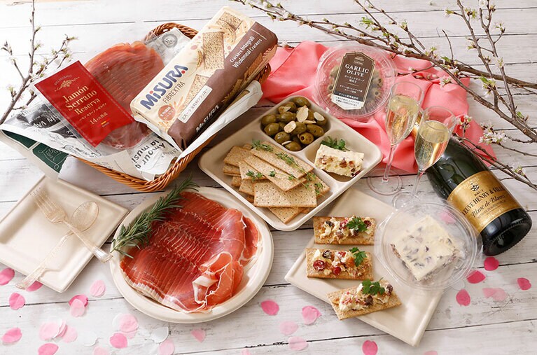 成城石井バイヤーセレクト！春の行楽にピッタリ！パッと開けてその場でお手軽ピクニック！スパークリングワイン＆おつまみセット　税込4,980円。