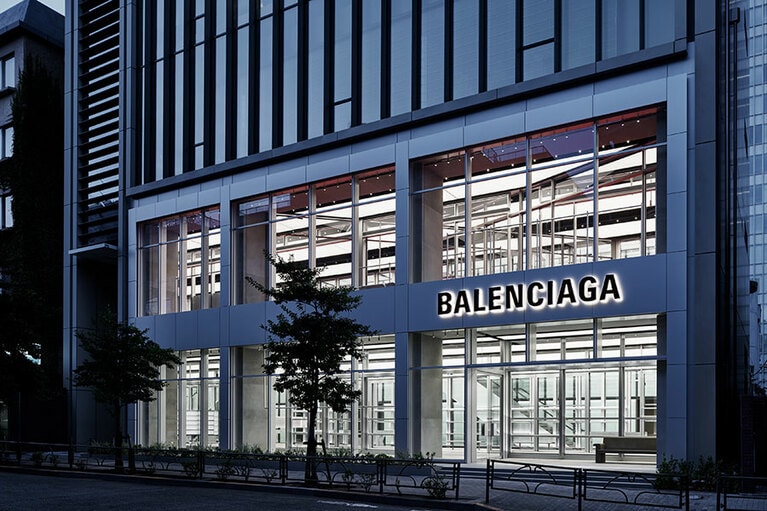 新生「BALENCIAGA AOYAMA」は3フロア構成。“TOKYO”をフィーチャーしたアイテムが勢揃い。