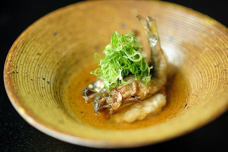 “鮎のすっぽんコンソメがけ”。下には筍のペースト。青ネギとともに三位一体で口に入れれば、旨みが何乗にもなって押し寄せる。