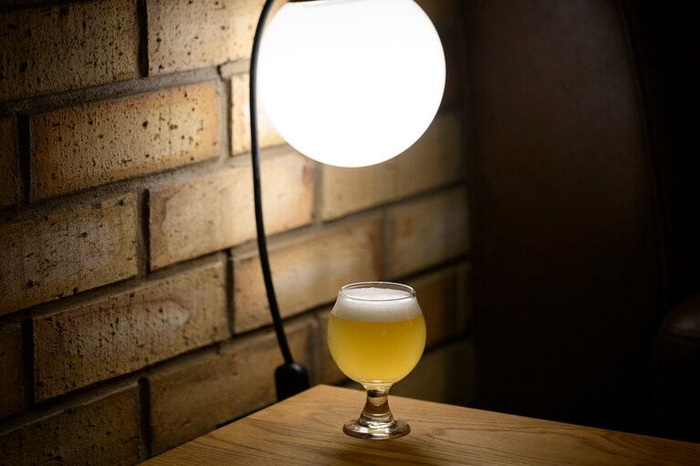 場内で醸造した「ヴィ・ビール」。ゆうこうの酸味がさわやかに口に広がる。オリジナルクラフトビールを飲んで、ゆったりとしたひとときを。