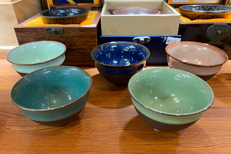 台湾製の湯飲み、1つ650元～。