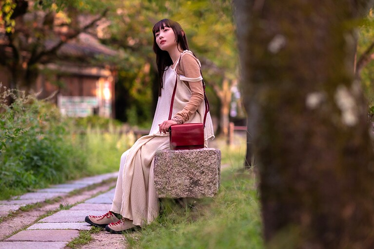 小径のベンチに座って、道ゆく人や疎水の流れを眺める穏やかな時間もいい。