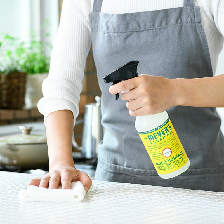 見えるところに置いてこまめに使いたいキッチン＆マルチスプレー。ハニーサックルの香りは清々しい甘さが魅力。