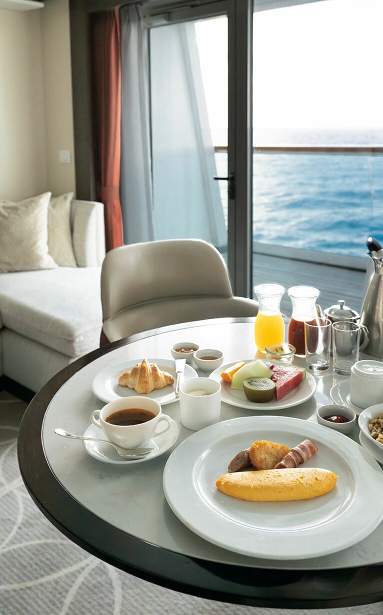 ルームサービスは24時間。充実した朝食は特に人気が高い。