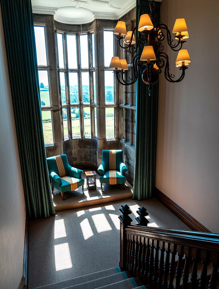 インテリアの大胆な色使いは、オリジナルの暖炉に配されたタイルなどからインスピレーションを得たもの。