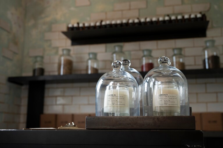 新緑に包まれながら香りと向き合う。移動する店舗ならではの「ル ラボ オン ウィールズ」を軽井沢で体験