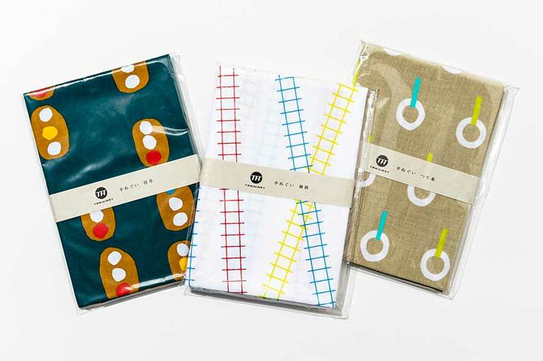 手ぬぐい 左から：信号、線路、つり革 各1,485円。