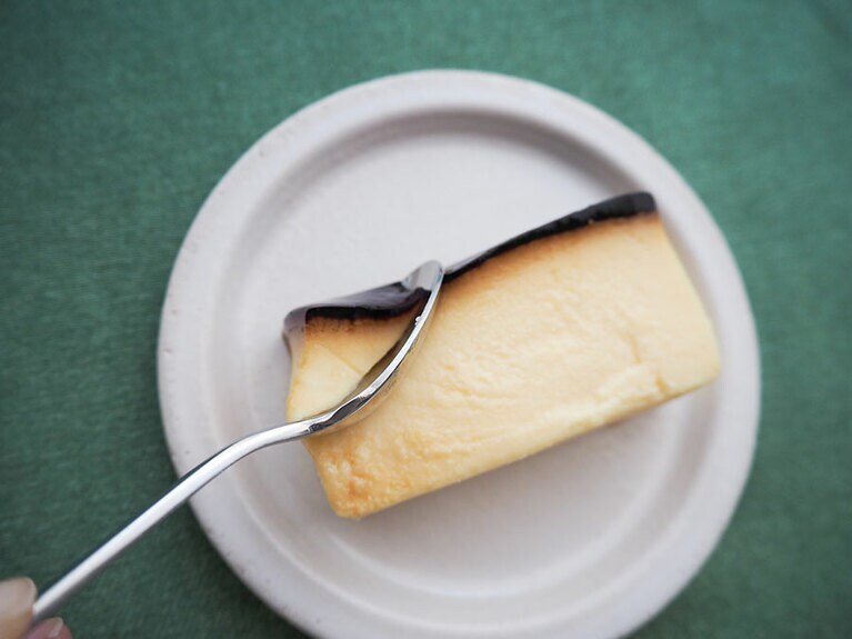 スプーンを入れると、むちむちっとした感触が。