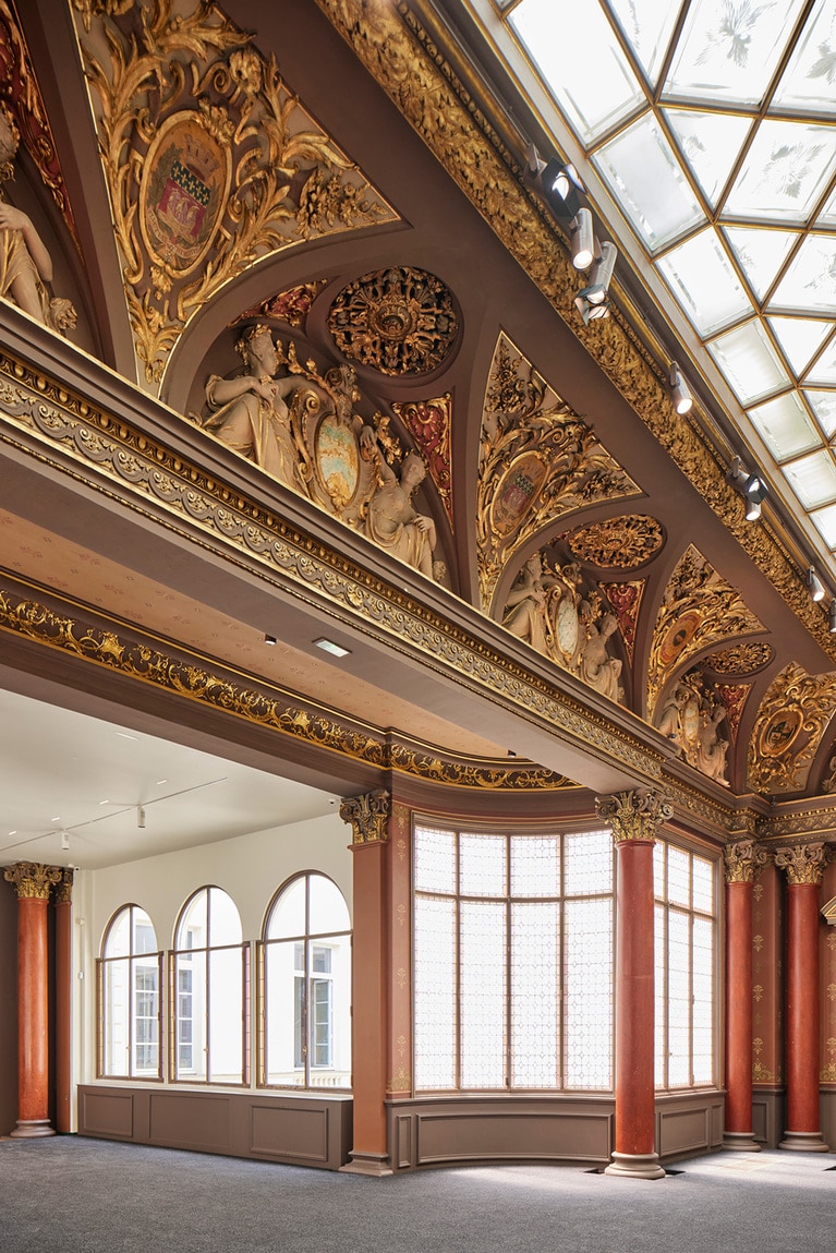 彫刻や窓、柱の造りが優美なバンケットルーム。19世紀に造られたものに新たに手を加えた。