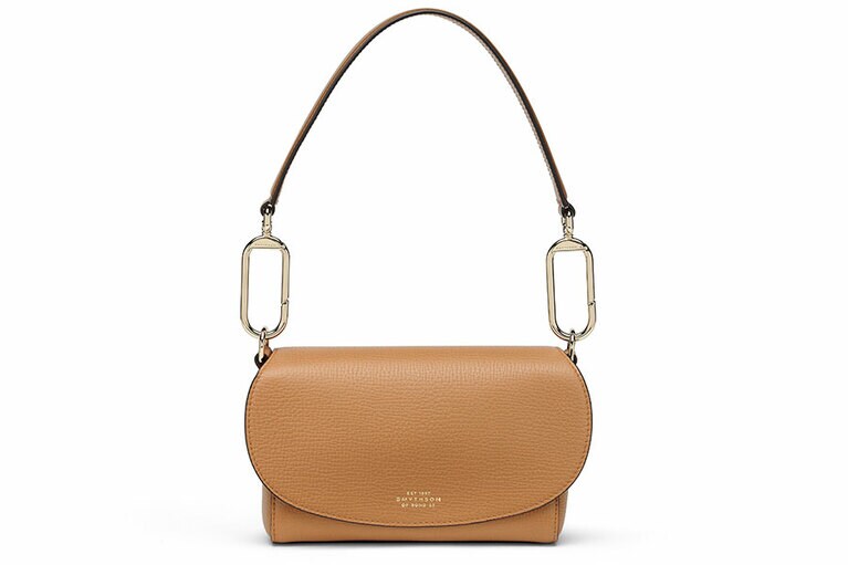 Ludlow Equestrian クロスボディバッグ 130,000円(W19×H13×D4～8cm)。