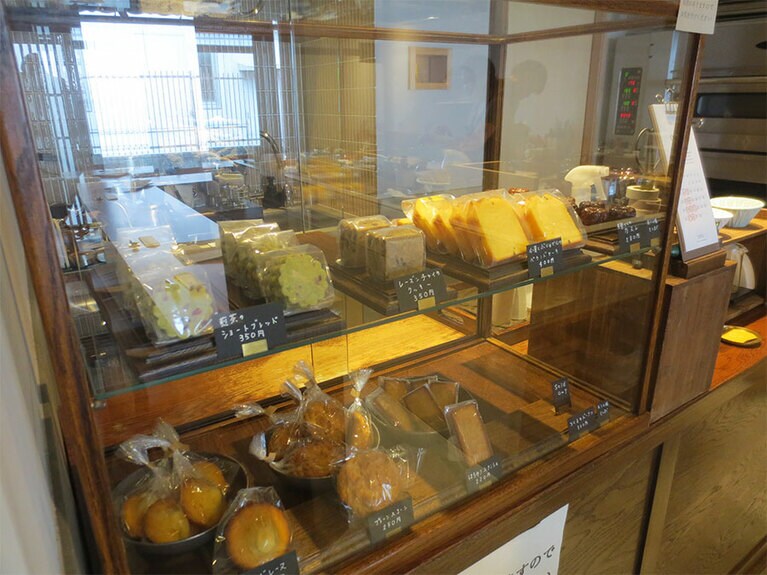 ケースに並ぶ焼き菓子。