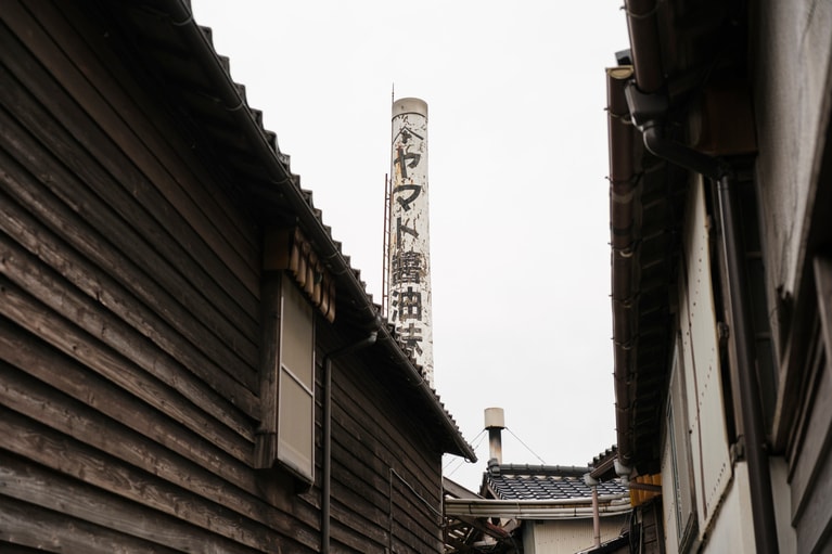 （株）ヤマト醤油味噌（〒920-0331 石川県金沢市大野町四丁目イ170番地 TEL：076-268-1248）。金沢市大野地区は「醤油のふるさと」とも呼ばれ、ヤマト醤油味噌は1911（明治44）年創業の老舗。