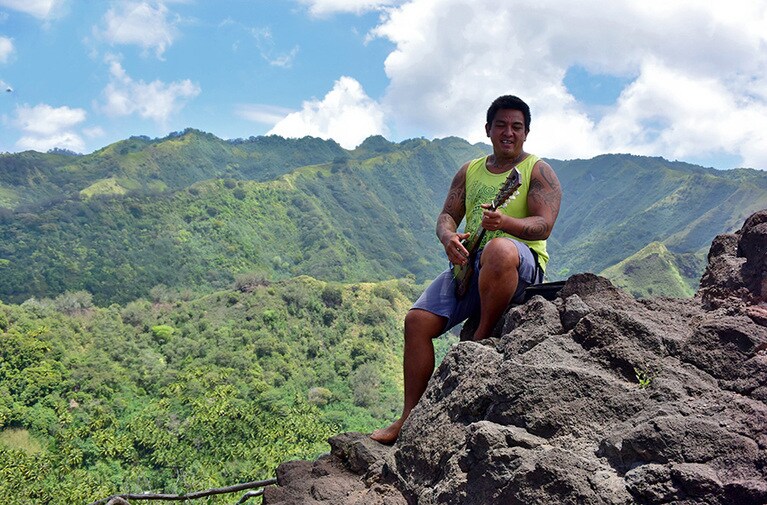 ツアーガイドのヘイアウさん。途中、美声で一曲。
