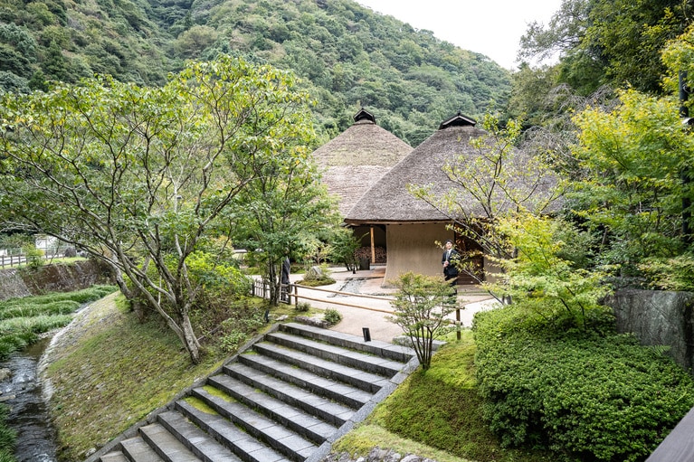 「茅乃舎だし」が生まれるきっかけとなった料理店「御料理 茅乃舎」。※葺き替え前の様子です。（2024年11月撮影）