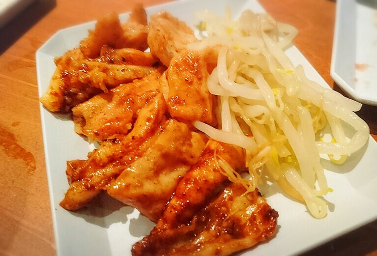 一緒に焼かれたもやしもいいアクセントになるんだな、これが。